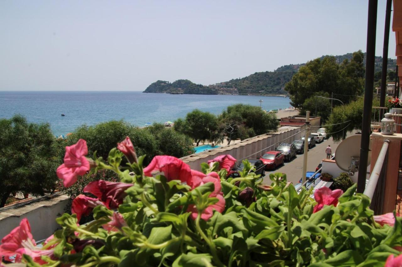 Poseidone Sea Apartment Taormina マッゼオ エクステリア 写真